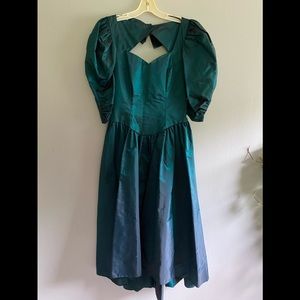 Retro vintage puff sleeved dress